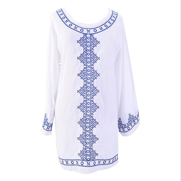 Dame fritidskjole med elegant V-udskæring og håndlavede broderidetaljer Stilla