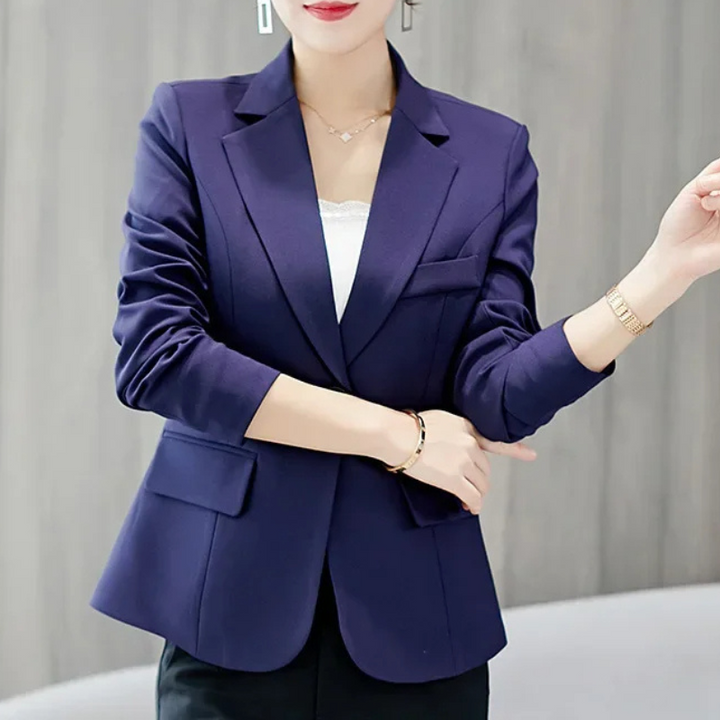 Stilla | Elegant Blazer Til Kvinder Med Knaplukning Ved Anklen