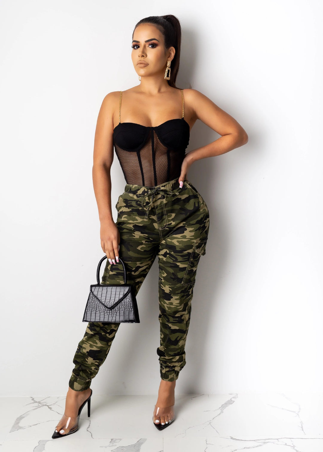 Dame cargo-bukser med trendy camouflage-mønster og tætsiddende overdel Stilla