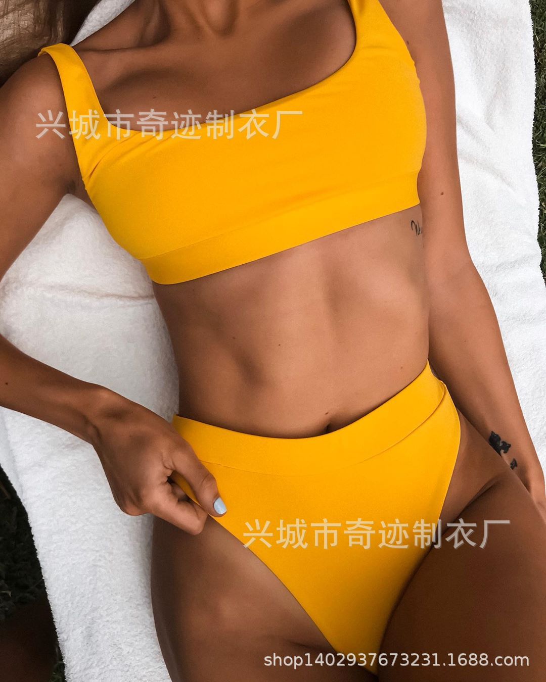 Dame bikini-sæt med minimalistiske stropper og høj benudskæring Stilla