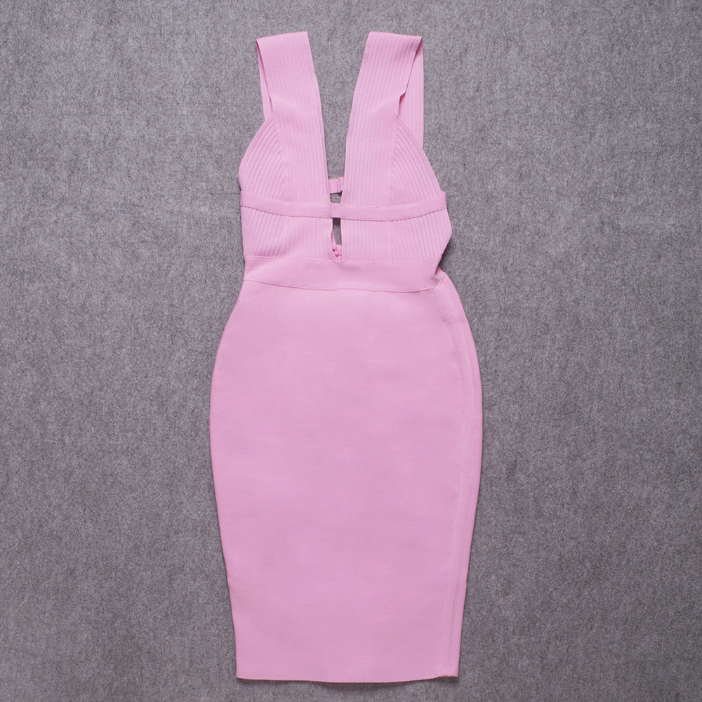 Dame figursyet kjole med brede stropper og raffineret cut-out design Stilla