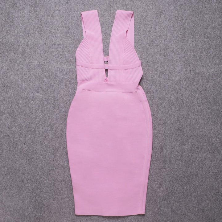 Dame figursyet kjole med brede stropper og raffineret cut-out design Stilla