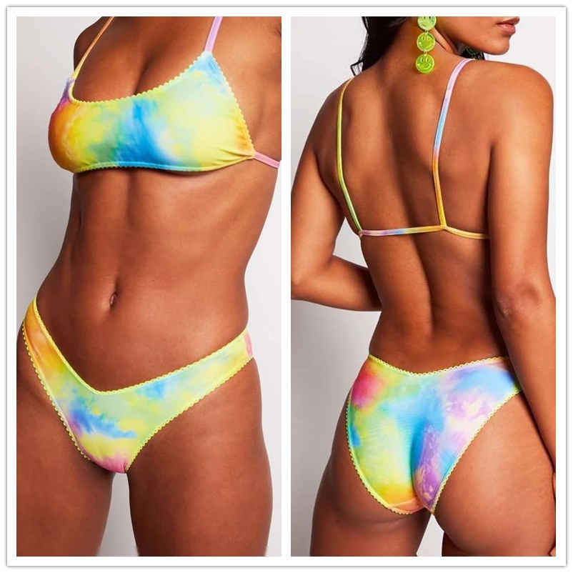 Dame bikini-sæt i livligt tie-dye-design med fine flæser Stilla