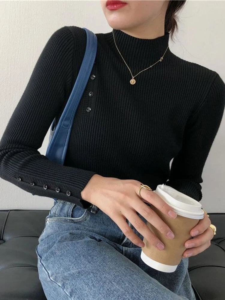 Stilla | Elegant sweater med pyntknapper og ståkrave