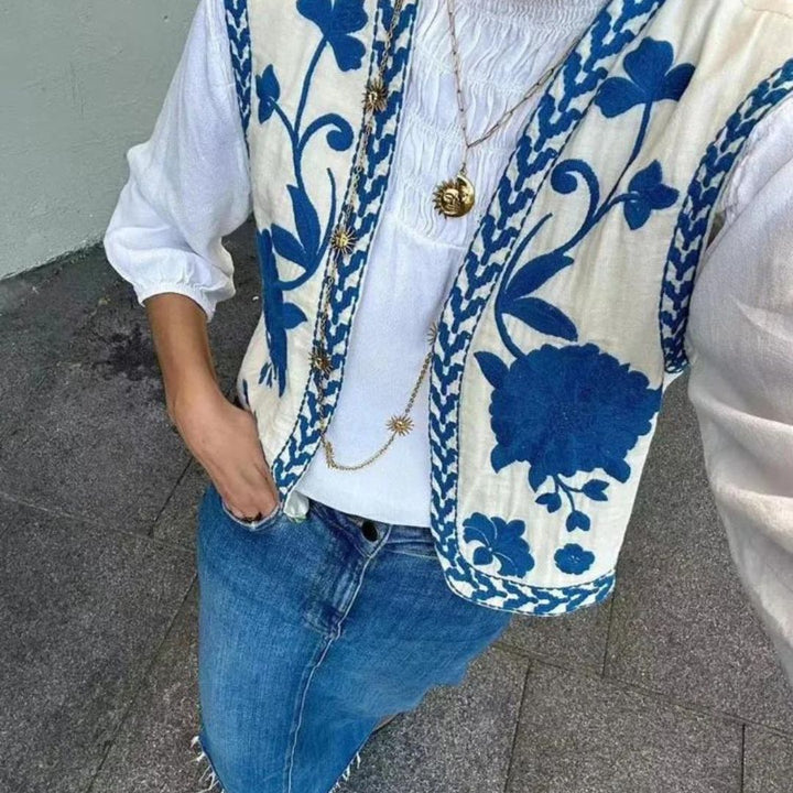 Stilla | Broderet ærmeløs vest med blomsteraccenter