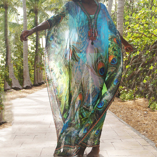 Dame Strandkimono med kunstnerisk påfuglemotiv og elegante accenter Stilla