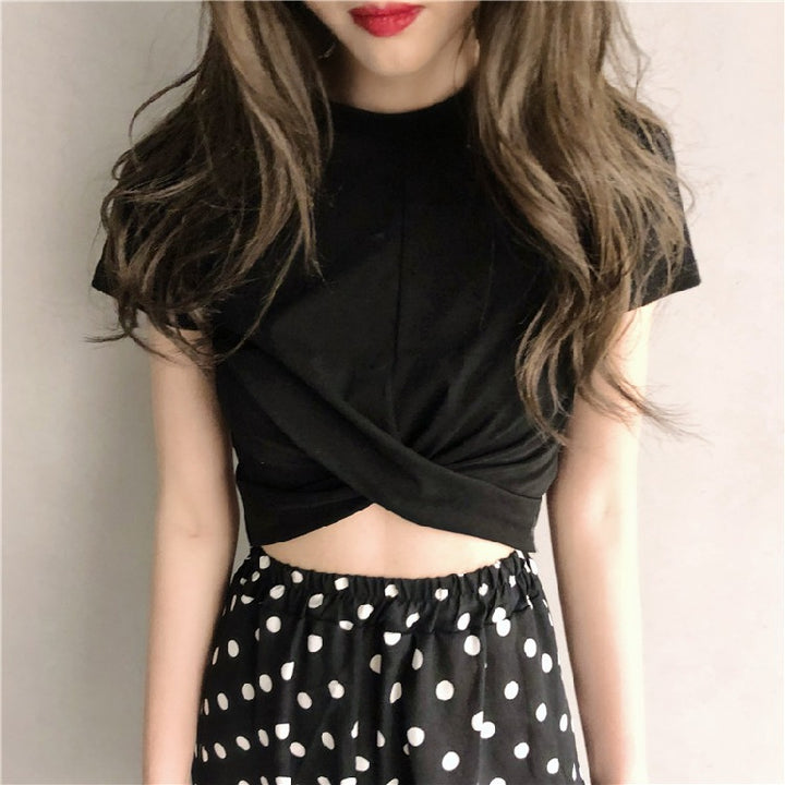 Kvinders cropped T-shirt med sofistikeret knude og elegant snit