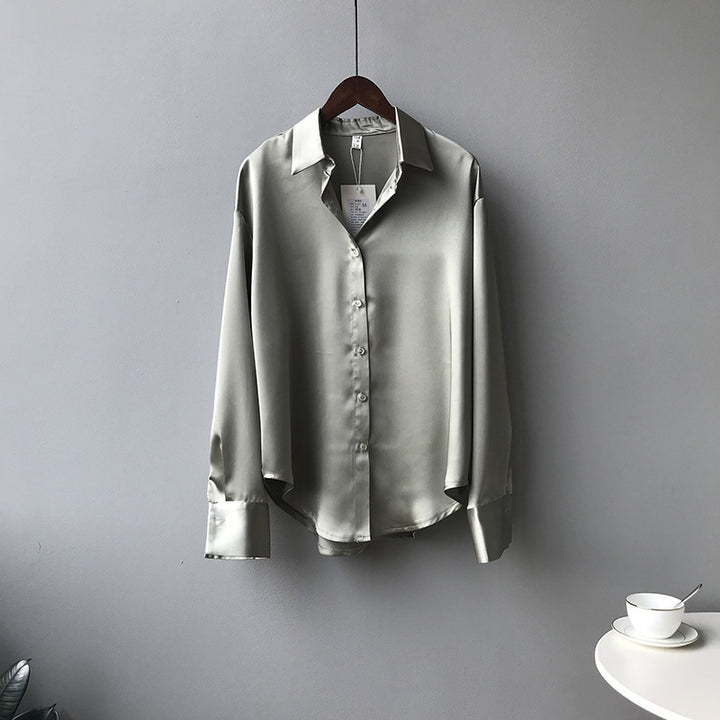 Dame silkebluse med elegante knapdetaljer Stilla