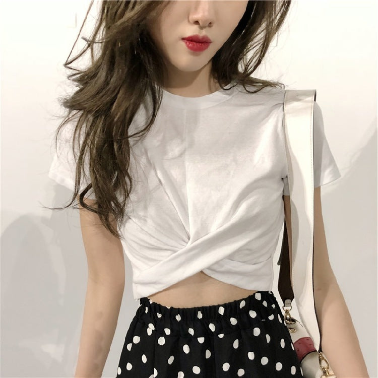 Kvinders cropped T-shirt med sofistikeret knude og elegant snit