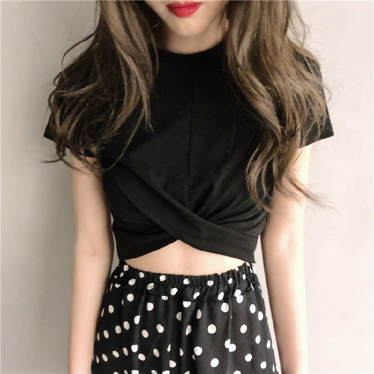 Kvinders cropped T-shirt med sofistikeret knude og elegant snit