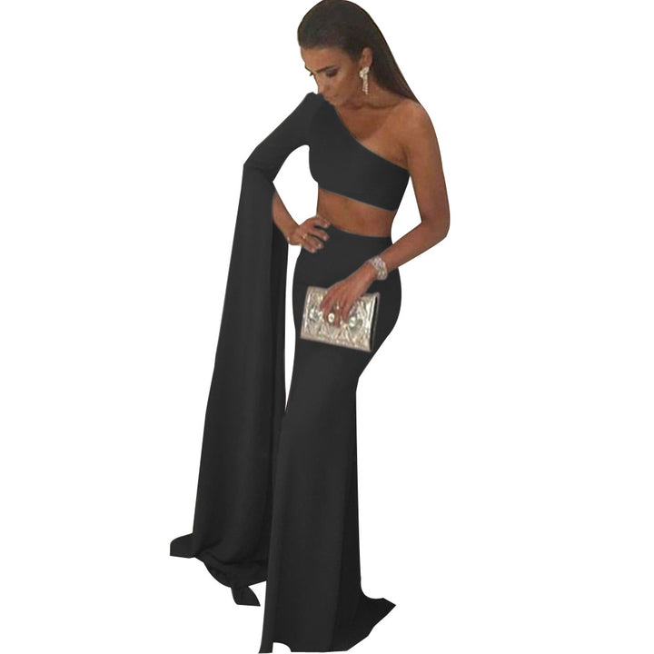 Kvinders elegante off-the-shoulder aftenkjole med asymmetrisk snit og flydende stof