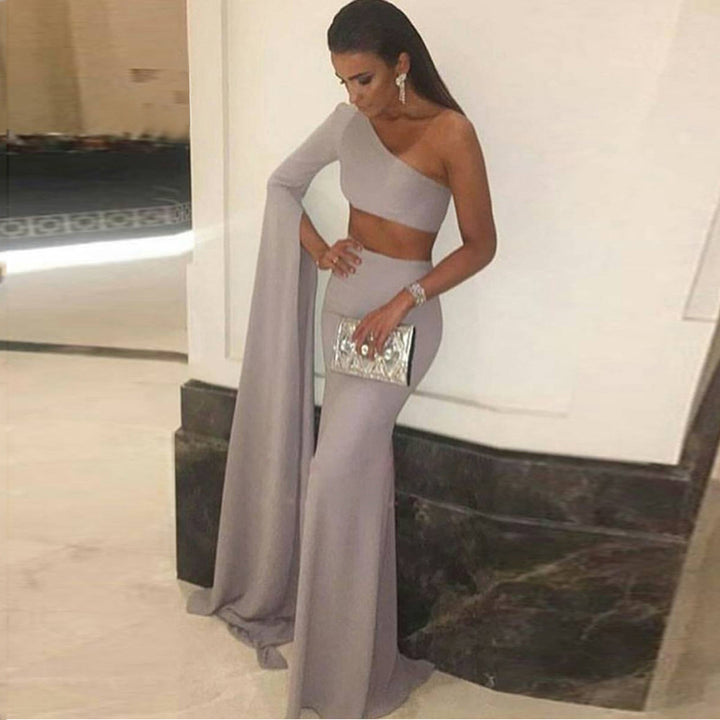 Kvinders elegante off-the-shoulder aftenkjole med asymmetrisk snit og flydende stof