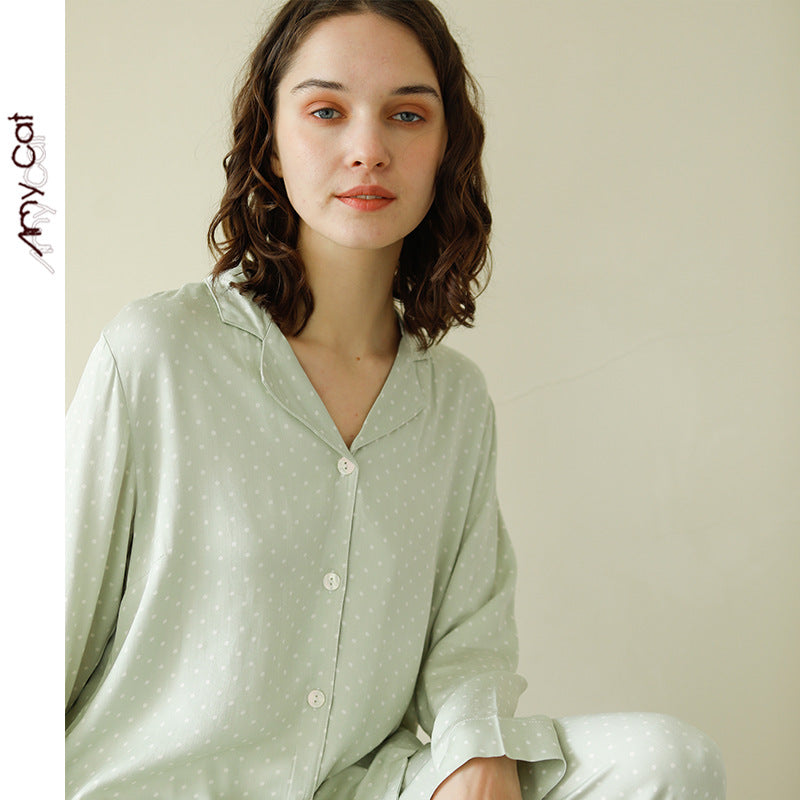 Dame pyjamasæt i let, silkeagtigt stof med elegante prikker Stilla