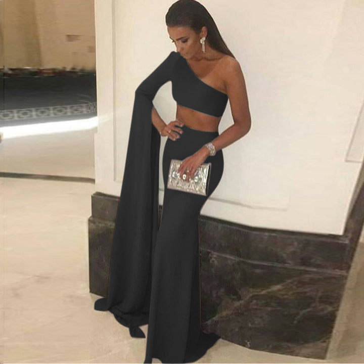 Kvinders elegante off-the-shoulder aftenkjole med asymmetrisk snit og flydende stof