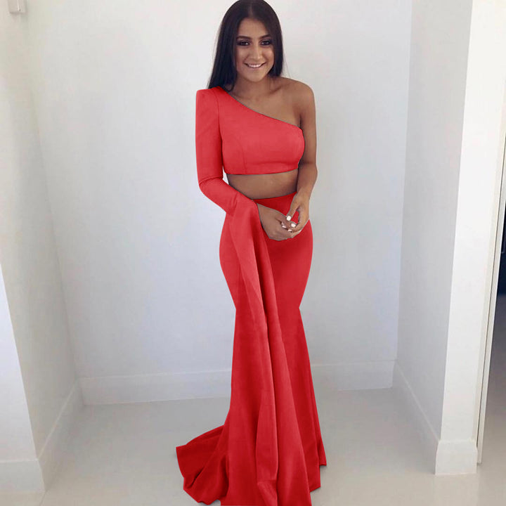 Kvinders elegante off-the-shoulder aftenkjole med asymmetrisk snit og flydende stof