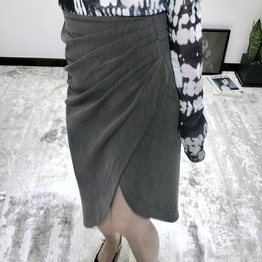 Dame indpakningsskørt med elegant drapering og asymmetrisk kant Stilla