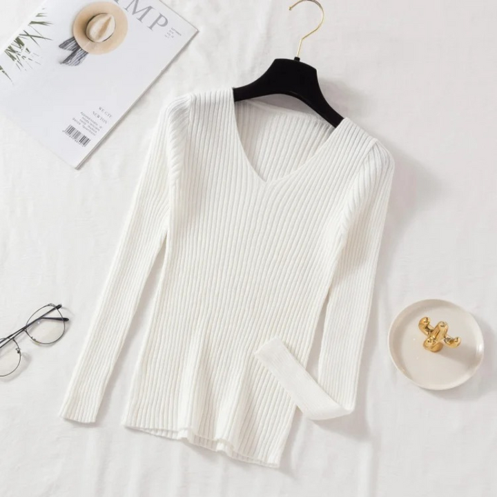 Stilla | Slim-fit-uppe med rib-v-udskæring til et smart look