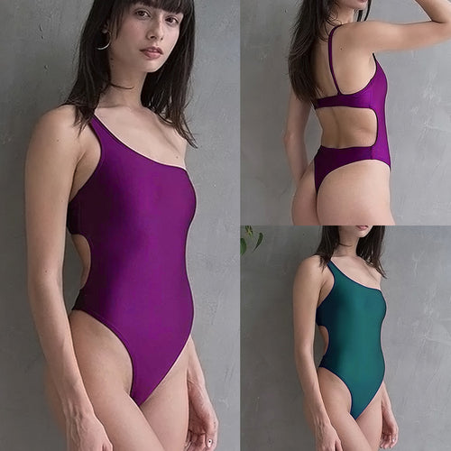 Dame en-delt badedragt med asymmetrisk design og høj benudskæring Stilla