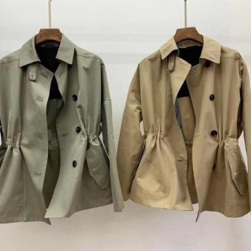 Dame trenchcoat med fashionable accenter og justerbart taljebånd Stilla