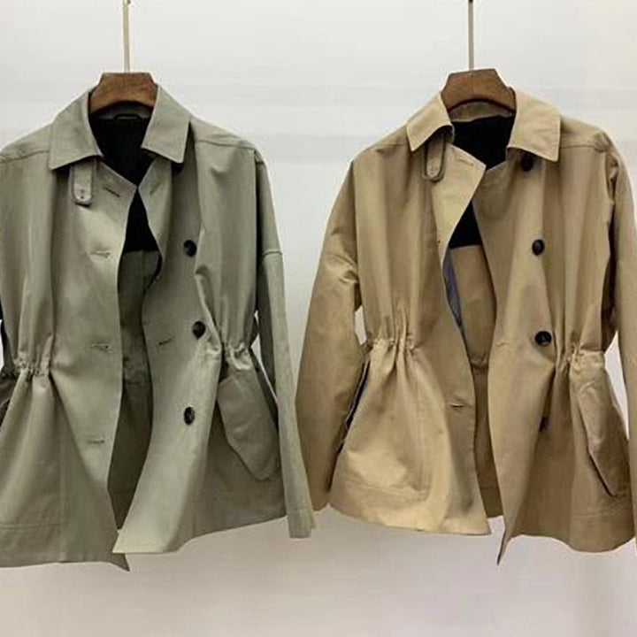 Dame trenchcoat med fashionable accenter og justerbart taljebånd Stilla