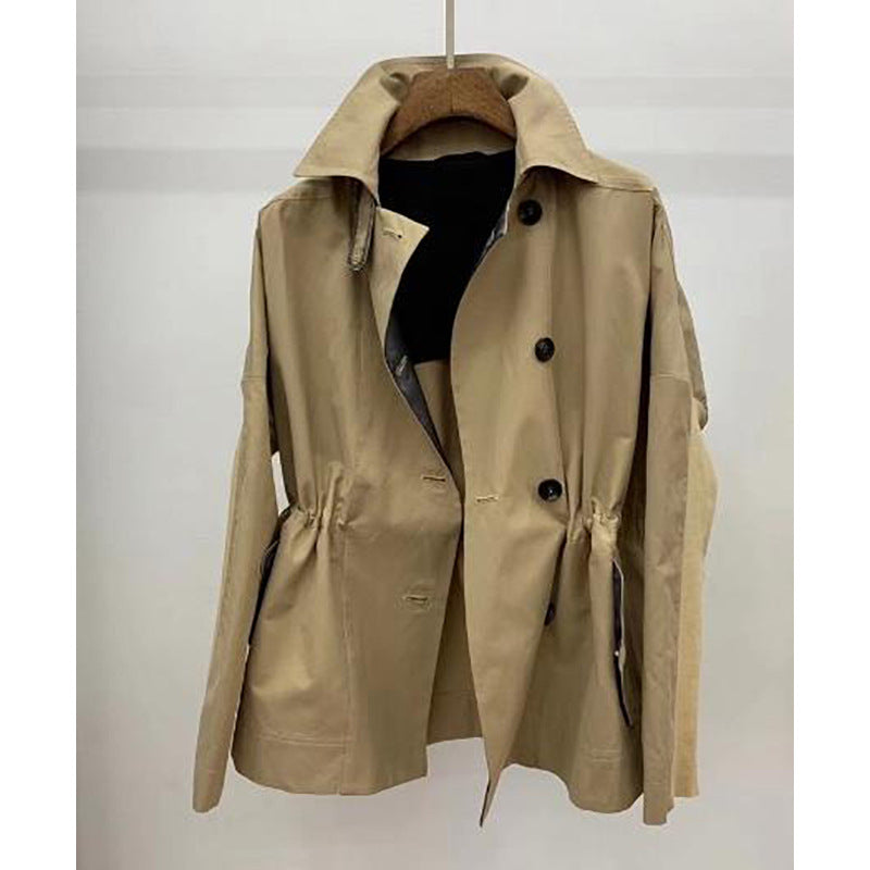 Dame trenchcoat med fashionable accenter og justerbart taljebånd Stilla