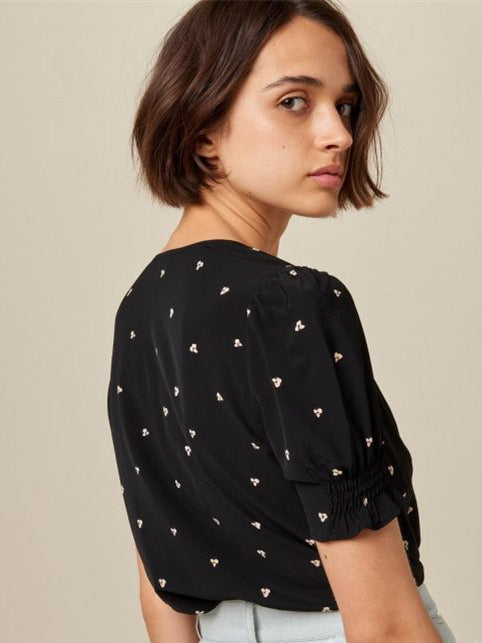 Damebluse med dekorative sommerfuglestikninger og elegant V-udskæring Stilla