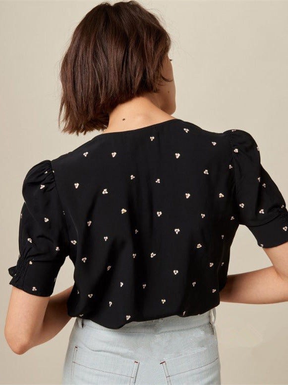 Damebluse med dekorative sommerfuglestikninger og elegant V-udskæring Stilla