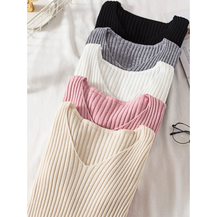 Stilla | Slim-fit-uppe med rib-v-udskæring til et smart look