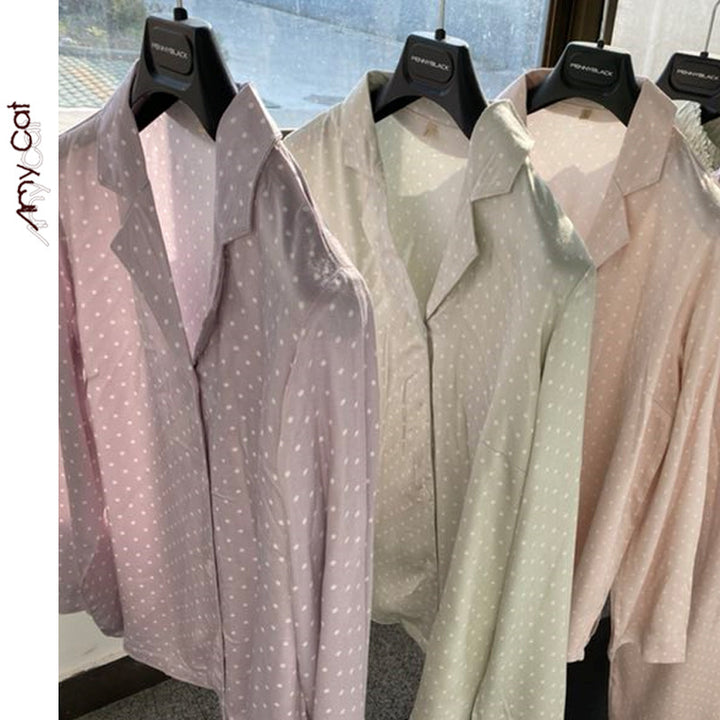 Dame pyjamasæt i let, silkeagtigt stof med elegante prikker Stilla