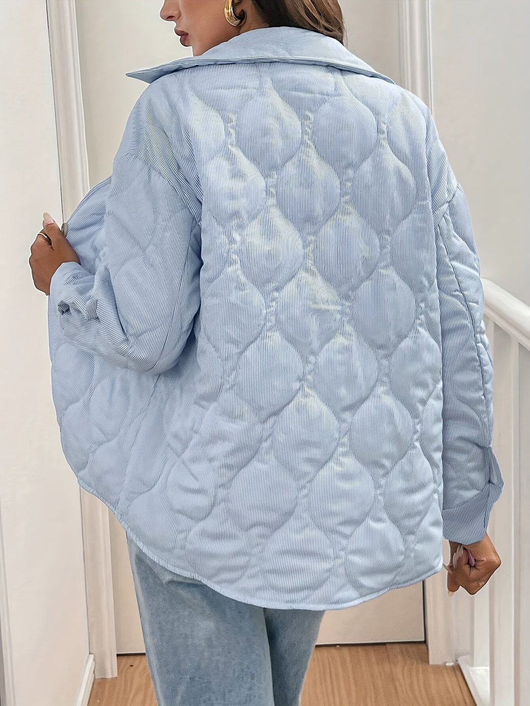Stilla | Inspireret Button up Mellemlangsjakke Damer Vandafvisende og Stilfuld Trendy Efterårsmode