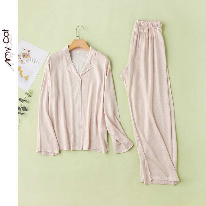 Dame pyjamasæt i let, silkeagtigt stof med elegante prikker Stilla