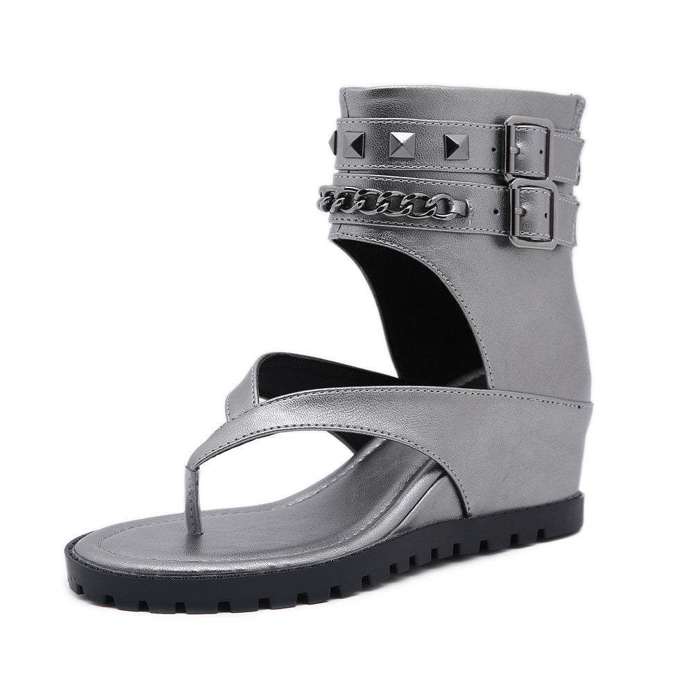 Dame Wedge-sandaler med moderne remdesign og dekorative nitter Stilla