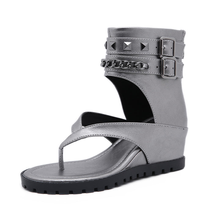 Dame Wedge-sandaler med moderne remdesign og dekorative nitter Stilla