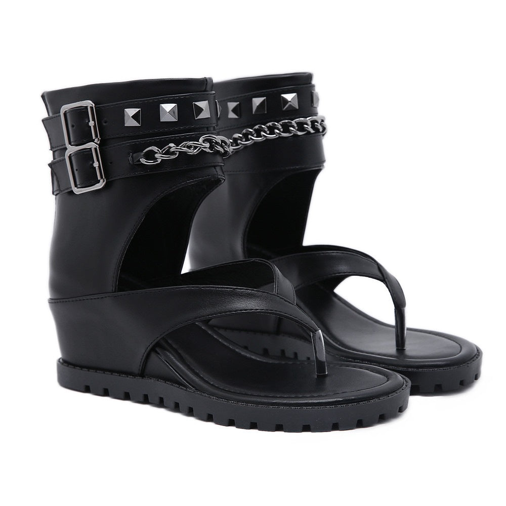 Dame Wedge-sandaler med moderne remdesign og dekorative nitter Stilla