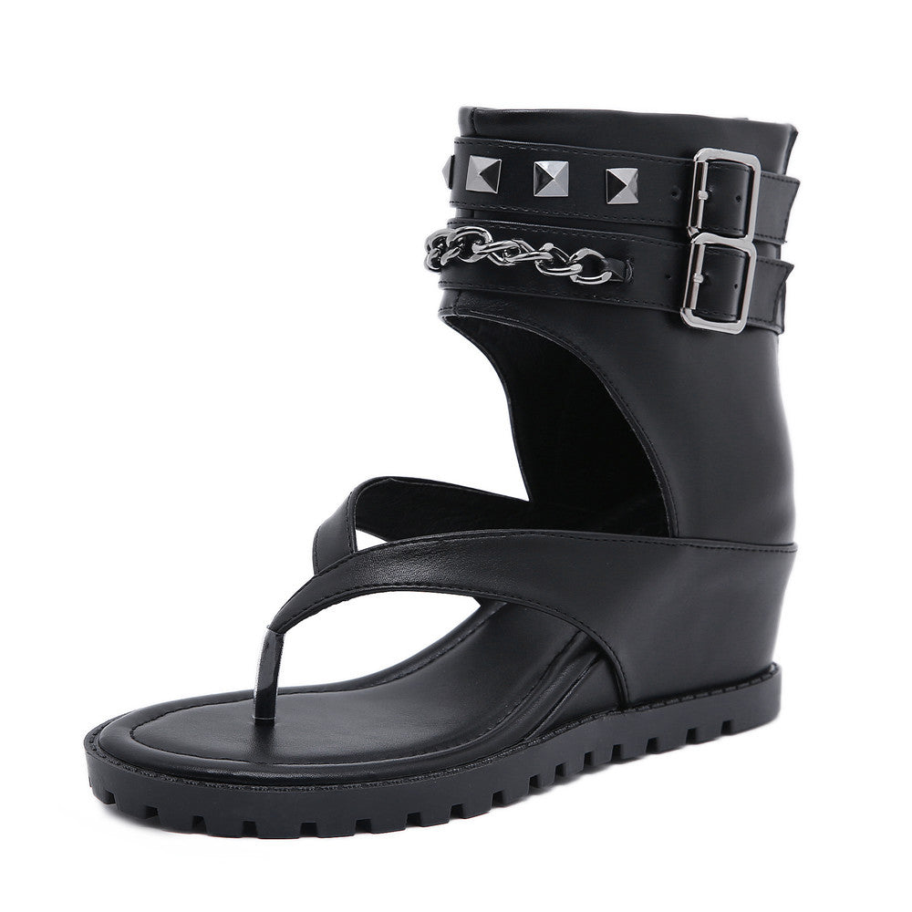 Dame Wedge-sandaler med moderne remdesign og dekorative nitter Stilla