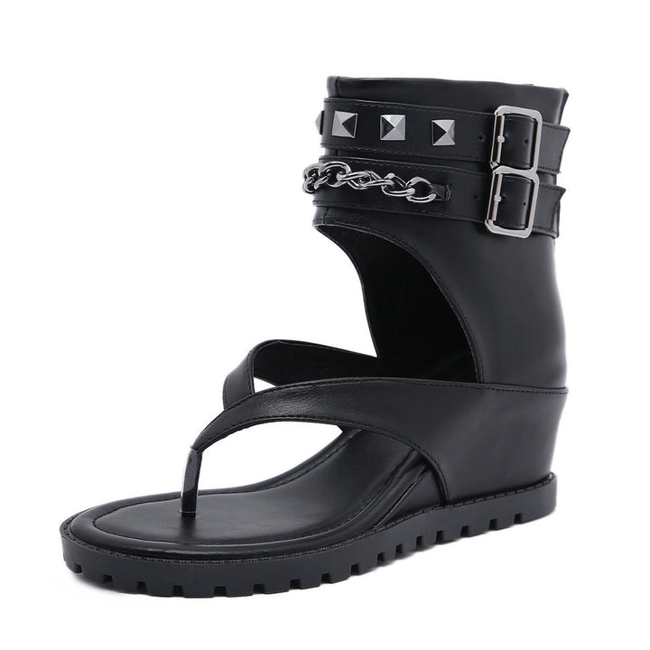 Dame Wedge-sandaler med moderne remdesign og dekorative nitter Stilla