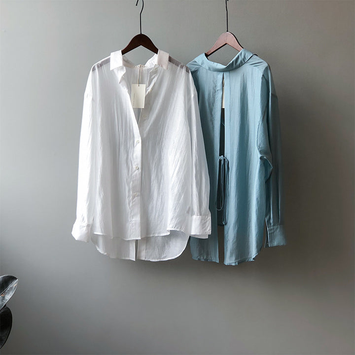 Dame Oversize-bluse med unikt rygdetalje og justerbar bund Stilla