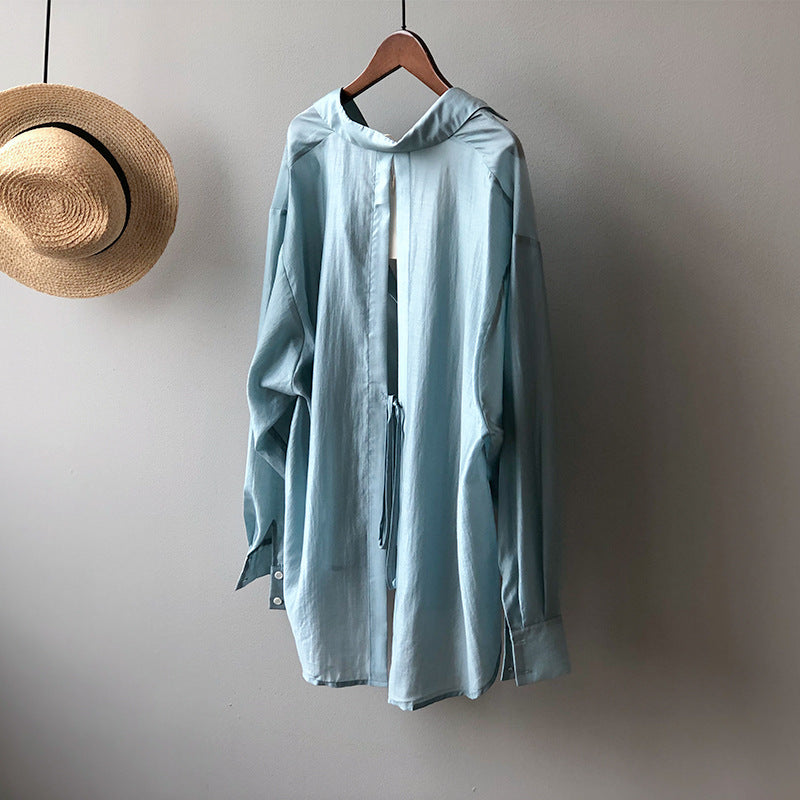 Dame Oversize-bluse med unikt rygdetalje og justerbar bund Stilla
