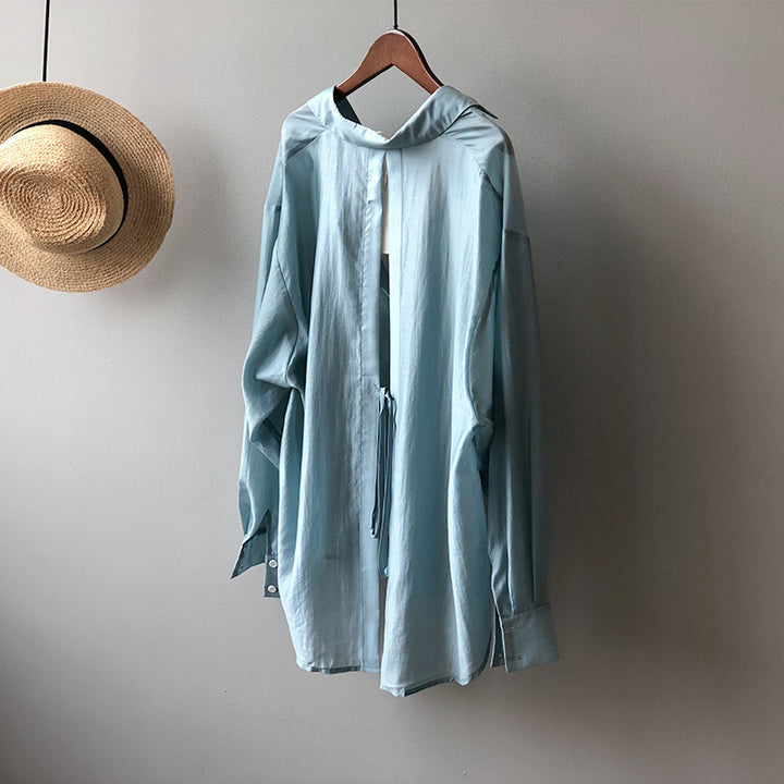 Dame Oversize-bluse med unikt rygdetalje og justerbar bund Stilla