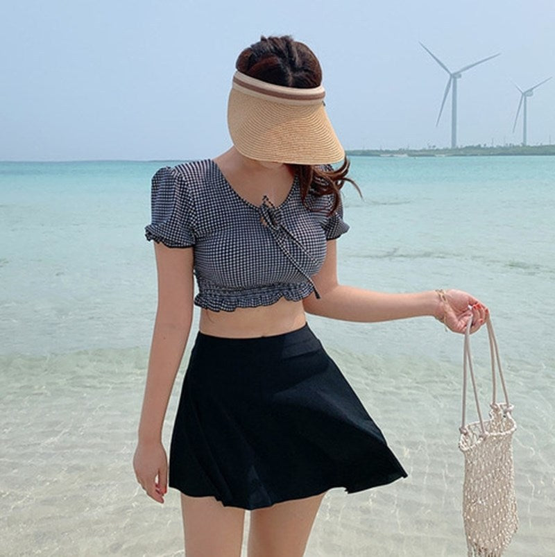 Damer cropped top med ruffle kant og charmerende ternet mønster Skovae