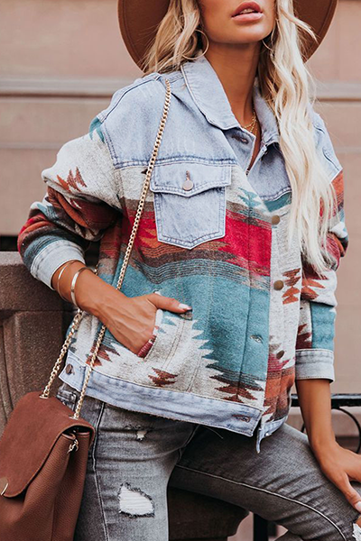 Stilla | Casual Jeansjakke med Lange Ærmer, Street Print, Patchwork Sløjfe, Omslået Krave