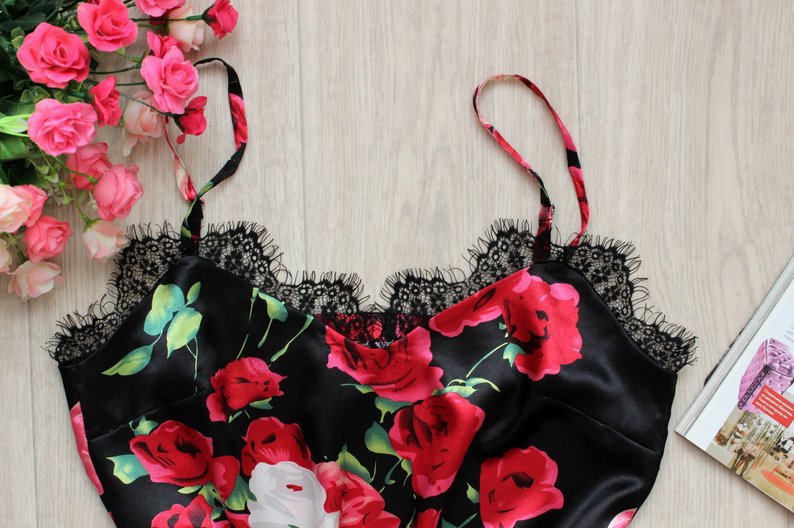 Dame pyjamasæt med elegant blomsterdesign og fine spidses detaljer Stilla