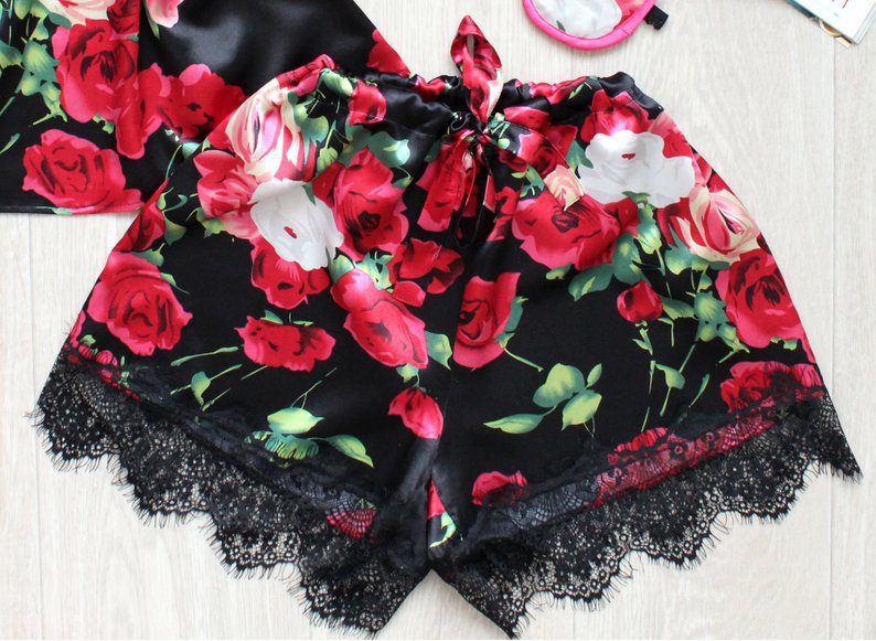 Dame pyjamasæt med elegant blomsterdesign og fine spidses detaljer Stilla