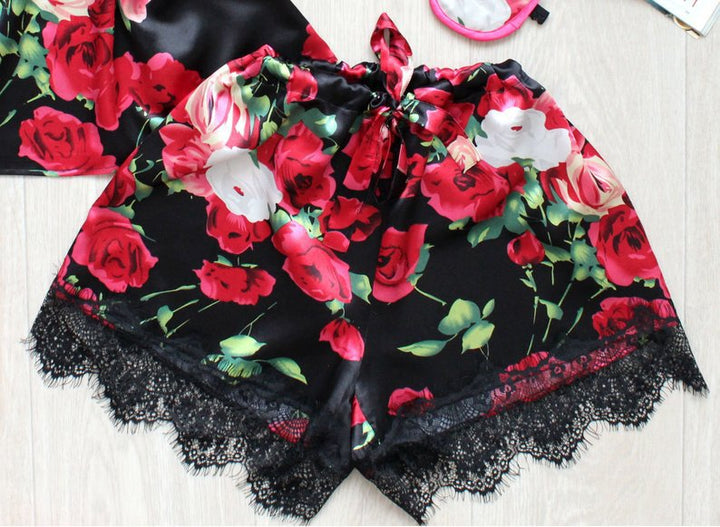Dame pyjamasæt med elegant blomsterdesign og fine spidses detaljer Stilla