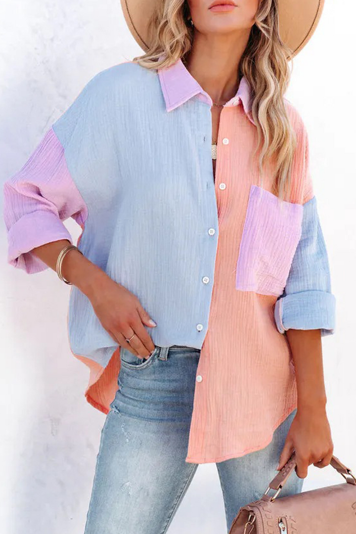 Stilla | Patchwork-bluse med ensfarvet krave og afslappet stil