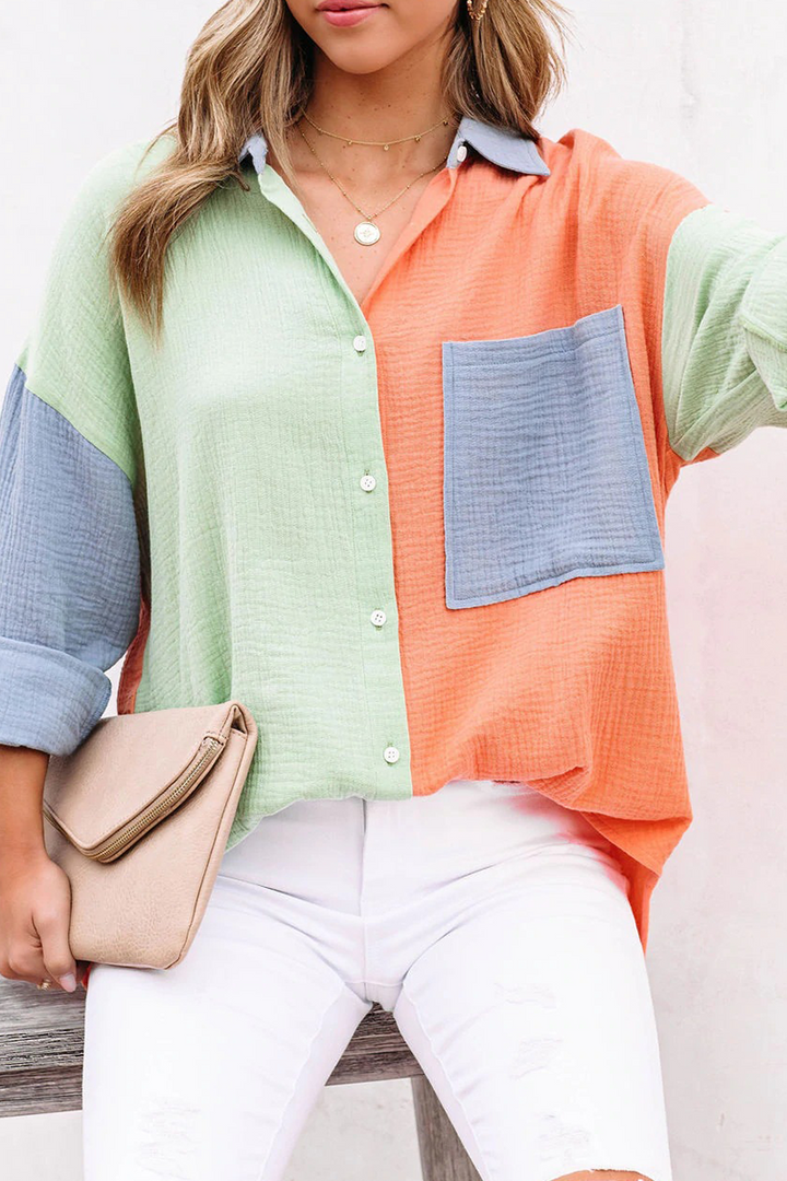 Stilla | Patchwork-bluse med ensfarvet krave og afslappet stil