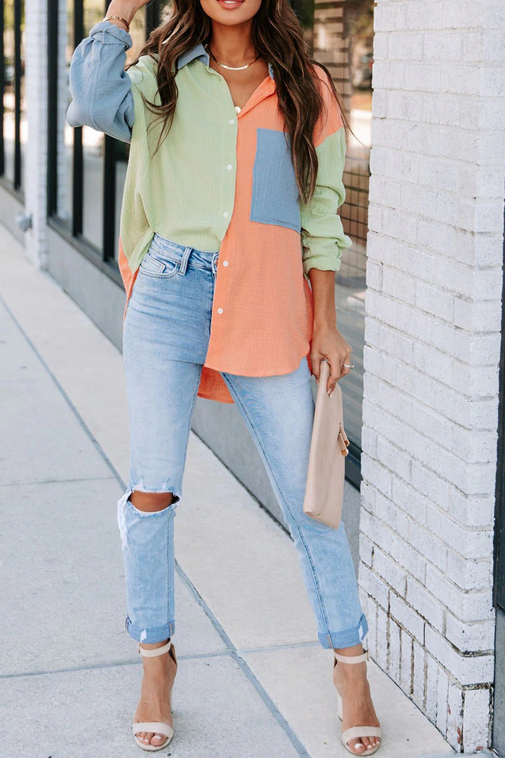 Stilla | Patchwork-bluse med ensfarvet krave og afslappet stil