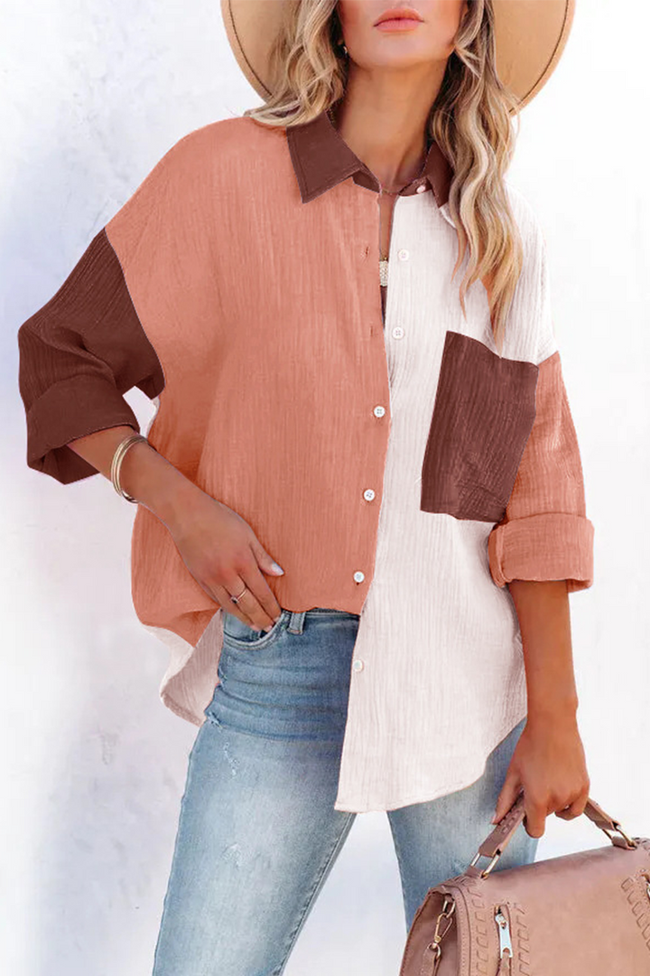 Stilla | Patchwork-bluse med ensfarvet krave og afslappet stil