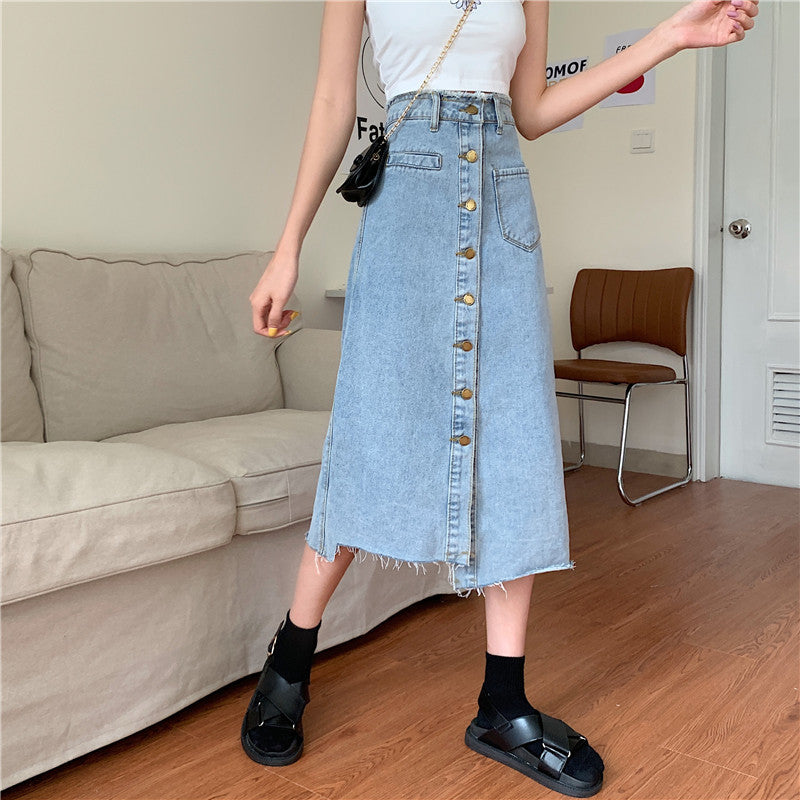 Kvinders lang denim nederdel med knapåbning og frynser