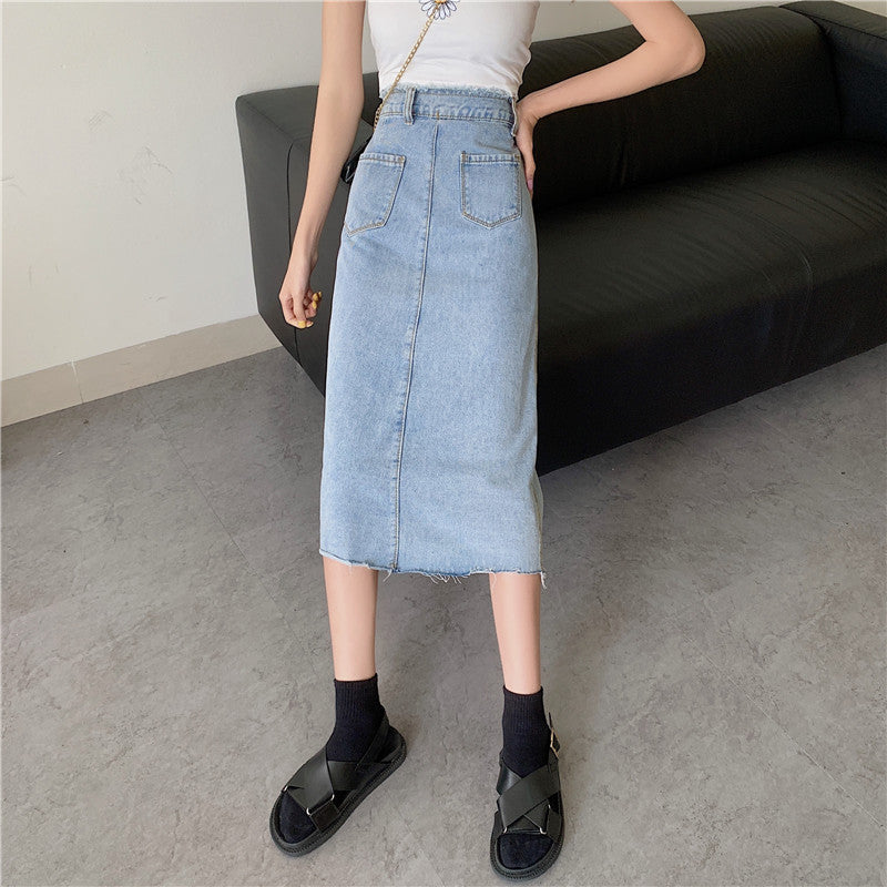 Kvinders lang denim nederdel med knapåbning og frynser